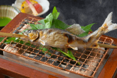 清らかな川で育った鮎は、初夏から盛夏にかけて脂がのり、香りもひときわ豊か。※画像はイメージです