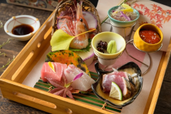 旬のお造りも秋らしい彩りで。秋の万葉創作和会席より。