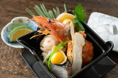 旬の食材を贅沢に詰め込んだ土瓶蒸し。ほっとあたたまる福一の秋のお料理。