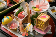 見た目にも華やかな、旬のお造り。ひとつひとつ素材の味わいをお楽しみください。