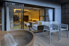 大きな窓から庭園を見渡す開放感のあるお部屋です。