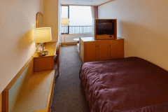 【コンフォートシングル】ゆったりとお過ごしいただける15㎡のダブルベッド1台を備えたお部屋です。