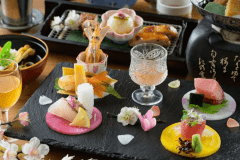 器にも盛り付けにも。随所に春らしさを散りばめた一皿です。