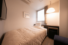 【シングル】8平米/ベッド幅100cmのお部屋。床は温かみのある木目調フローリング。