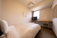 【セミダブル】12平米・ベッド幅120cmのお部屋。カップルやお子様連れのお客様にもご利用頂けます。