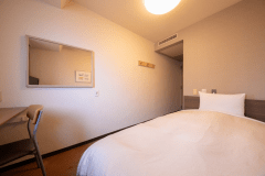 【セミダブル】12平米・ベッド幅120cmのお部屋。カップルやお子様連れのお客様にもご利用頂けます。