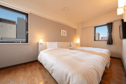 【ツイン】20平米・32型液晶テレビを備えた足元ゆったり、清潔感溢れるお部屋