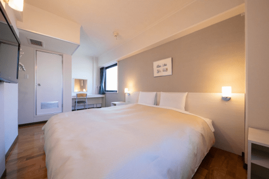 【ダブル】20平米・32型液晶テレビを備えた足元ゆったり、清潔感溢れるお部屋