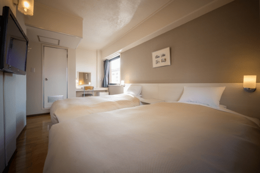 【ツイン】20平米・32型液晶テレビを備えた足元ゆったり、清潔感溢れるお部屋