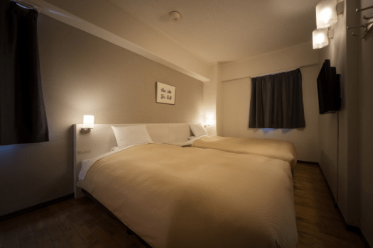 【ツイン】20平米・32型液晶テレビを備えた足元ゆったり、清潔感溢れるお部屋