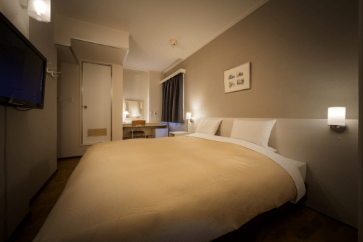 【ダブル】20平米・32型液晶テレビを備えた足元ゆったり、清潔感溢れるお部屋