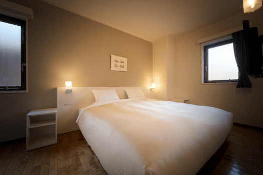 【ダブル】20平米・32型液晶テレビを備えた足元ゆったり、清潔感溢れるお部屋