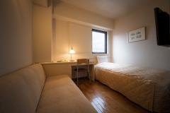 【シングル+ソファベッド】14平米。ツインルームの場合はソファーがソファーベッドに変わります。 【シングル+ソファベッド】14平米。ツインルームの場合はソファーがソファーベッドに変わります。