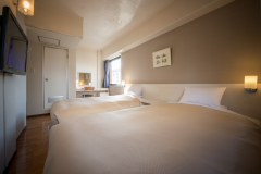 【ツイン】20平米・32型液晶テレビを備えた足元ゆったり、清潔感溢れるお部屋 【ツイン】20平米・32型液晶テレビを備えた足元ゆったり、清潔感溢れるお部屋