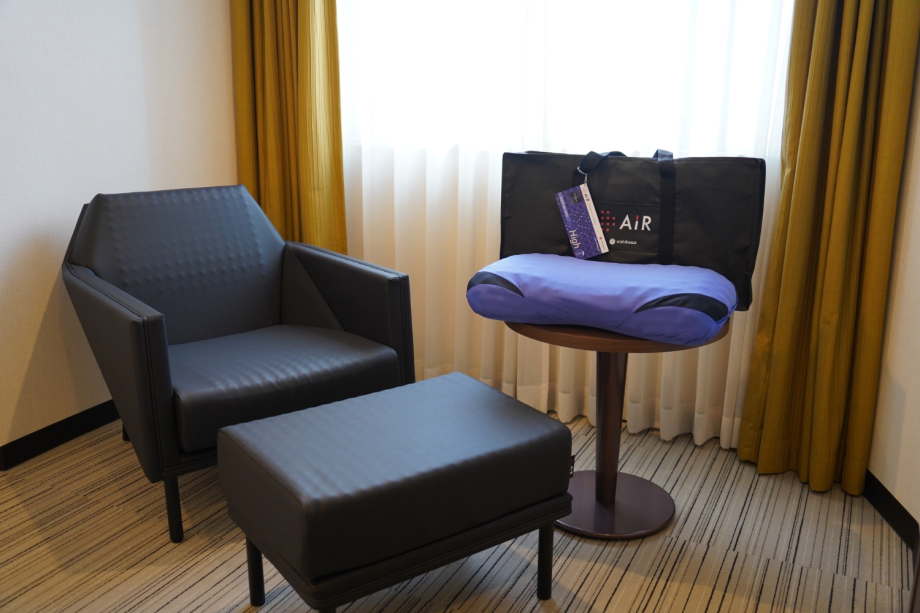 通常のモデレートダブルのお部屋に、座り心地にこだわったポリゴンソファー（AiR）に快眠枕（AiR）導入。
Panasonic社製のナノケアドライヤーに女優ミラー、コスメデコルテ社製のアメニティもご用意しております。
