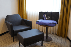 通常のモデレートダブルのお部屋に、座り心地にこだわったポリゴンソファー（AiR）に快眠枕（AiR）導入。
Panasonic社製のナノケアドライヤーに女優ミラー、コスメデコルテ社製のアメニティもご用意しております。