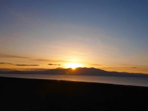 ■さえぎるもののない水平線から昇る朝日。空と海が輝く瞬間は、言葉を飲むほどの絶景です