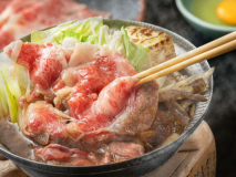 ■極上の指宿牛を使った”すき焼き”濃い目の味付けに負けない、お肉の蕩ける甘味と旨みが絶品！