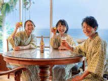 ■滞在イメージ■お昼からお酒！これが休日の醍醐味！開放感ある海を眺めながらの一杯は格別！