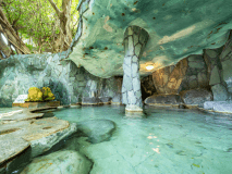 ■大浴場■トロピカル感抜群の“洞窟風露天風呂”がございます！