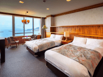 ■洋室ツイン■ベッドに寝転んだまま眺める、錦江湾の絶景！ゆったりとお休みいただけます