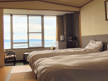■和室ツインルーム■錦江湾の美し景色を、ベッドからもお楽しみいただけます。