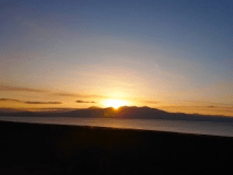■さえぎるもののない水平線から昇る朝日。空と海が輝く瞬間は、言葉を飲むほどの絶景です