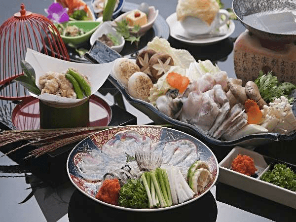 ふぐ料理の王道と言えばこの３品！！ふぐ刺し・ふぐ唐揚げ・ふぐちりをこの季節にぜひどうぞ♪