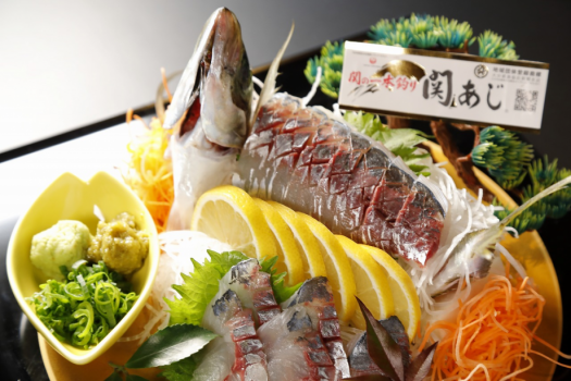 関あじ姿造り