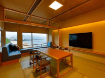 机とリラックスチェアにてお部屋食も可能です♪