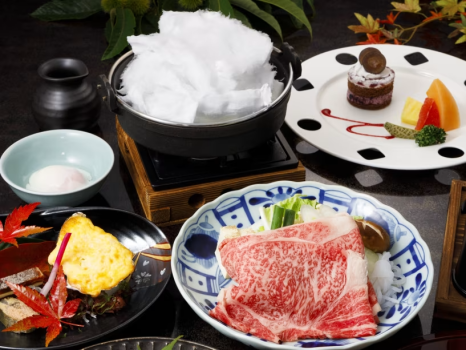 フワフワのわたあめがのった讃岐オリーブ牛すき焼（2025年9月10月料理長特選）