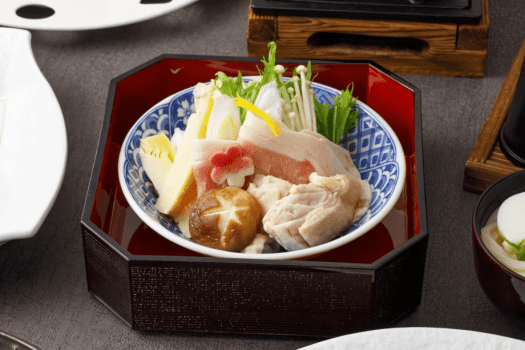 オリーブ地鶏とオリーブ豚の飛鳥鍋（2026年1月2月料理長特選）