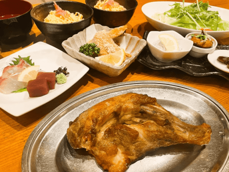 夕食は讃岐名物骨付鳥で！（写真は骨付き鳥田中屋）