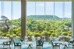 ロビーからの象頭山 ロビーからの象頭山