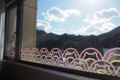 なんと窓にもヤドンが! なんと窓にもヤドンが!