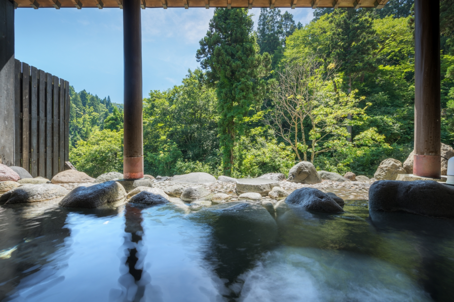 自然の風を肌に感じる露天風呂の開放感。見渡す銀山の木々の青葉。
ほっと一息、ゆっくり湯さ浸かって下さい。