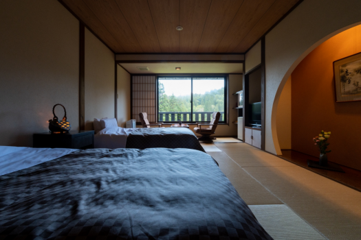 開放的な大きな窓から見渡す銀山の山々の景色が魅力です。
落ち着いたたたずまいのお部屋で心身ともにリラックス頂ける環境をお届けします。
