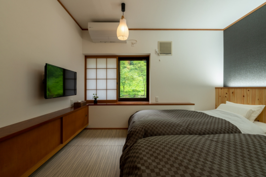 銀山温泉最奥の宿「別邸瀧見舘」の和モダン客室「雪晴」です。
客室から白銀の滝が一望できる、滝と自然のBGMに癒されます。