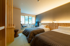 銀山温泉最奥の宿「別邸瀧見舘」の和モダン客室「雨潤」です。
客室から白銀の滝が一望できる、滝と自然のBGMに癒されます。