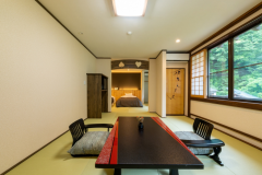 銀山温泉最奥の宿「別邸瀧見舘」の和モダン客室「松涼」です。
客室から白銀の滝が一望できる、滝と自然のBGMに癒されます。