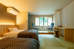 銀山温泉最奥の宿「別邸瀧見舘」の和モダン客室「花明」です。
客室から白銀の滝が一望できる、滝と自然のBGMに癒されます。