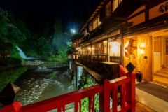 銀山温泉最奥の宿「別邸瀧見舘」。
白銀の滝すぐに位置し、せせらぎが聞こえる立地です。
ランチタイムはそば処瀧見亭として営業しています。