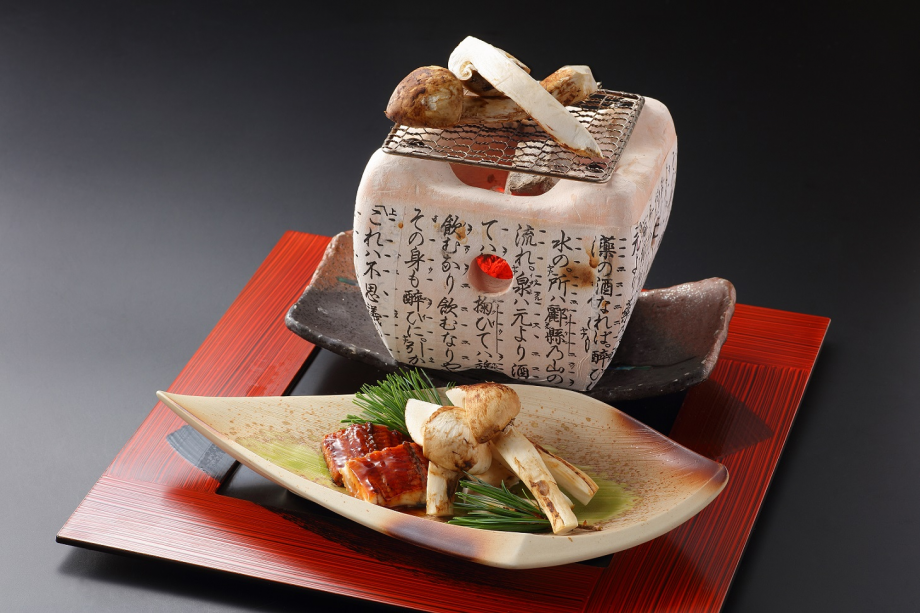 国産の松茸を贅沢に炭火焼きで。 国産の松茸を贅沢に炭火焼きで。