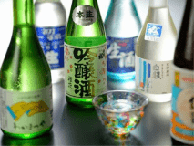 山形の地酒取り揃えております。三種類の地酒が楽しめる利き酒セット740円も人気です。