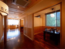 個室ダイニング「花みずき」落ち着いた雰囲気でごゆっくりとお食事を楽しめます。