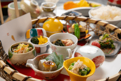 朝食は様々な山形の旬の食材や郷土料理を味わっていただける和定食です。お米は山形県産つや姫を使用。