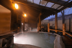 １８ｔもの蔵王石をくりぬいて創った「大石くり抜き露天風呂」