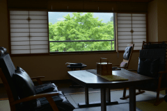 リビングはやすらぎの和モダン。木調インテリアに囲まれたあたたかみのあるの空間でくつろぎのひとときをお過ごしください。