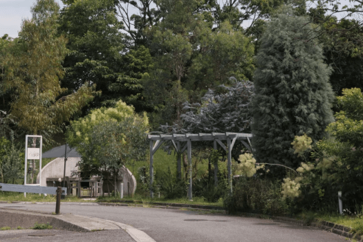 &rdquo;海と森に囲まれた3000坪の秘密リゾート。焚き火、テニス、ピザ窯&hellip;一日中楽しめる場所&rdquo; Day Use