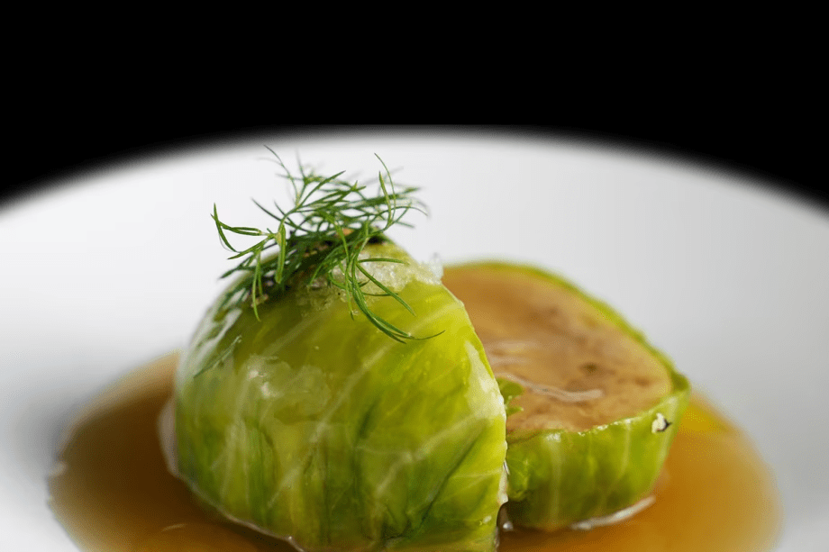 フォワグラ、やまと豚のパテと　鴨モモ肉のコンフィを包んだシューファルシィ